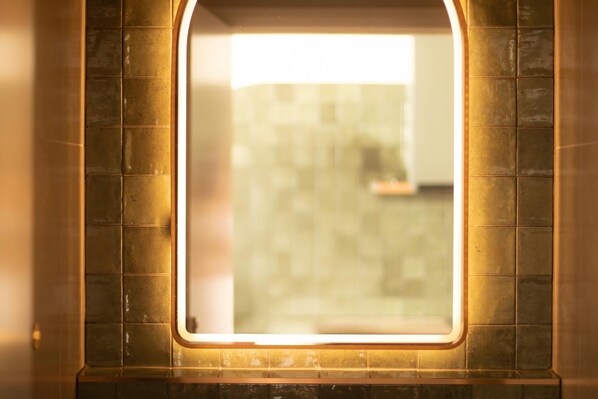 ビジネス ルーム (King) | アイロン / アイロン台、ベビーベッド (無料)、WiFi (無料)、ベッドシーツ