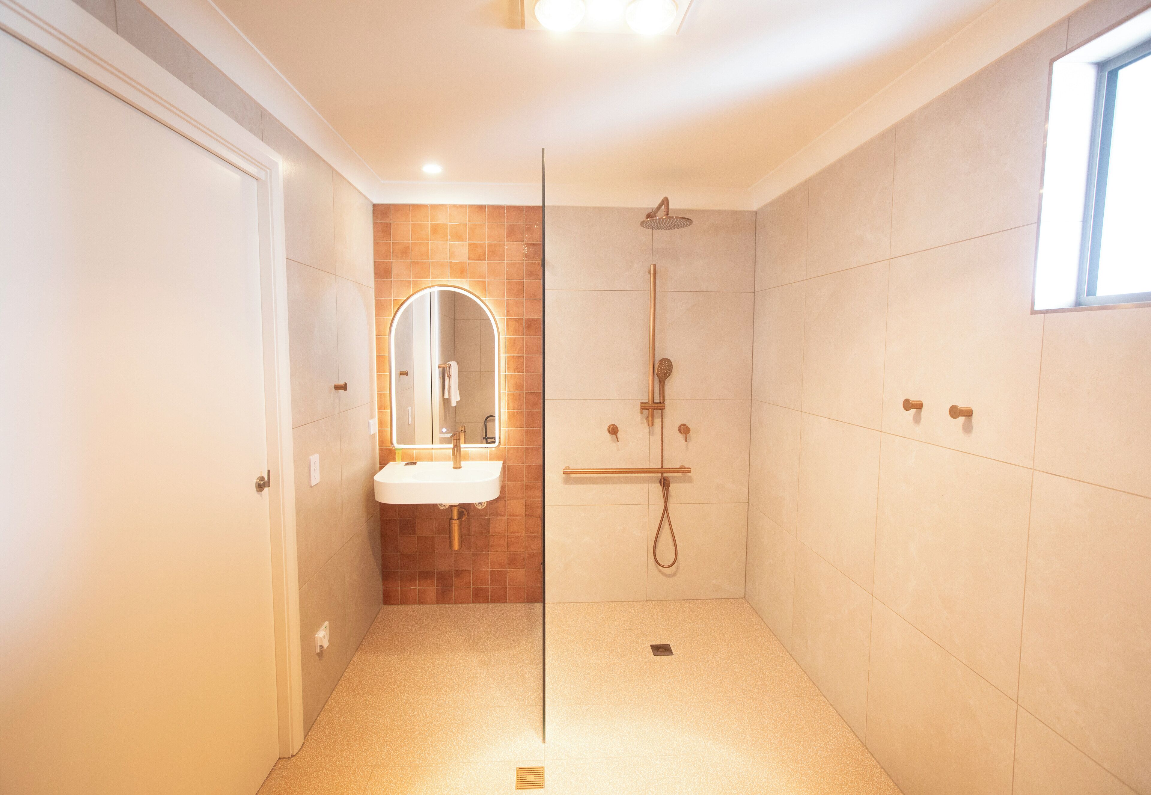 Zimmer, 1 Queen-Bett, Ausstattung für hörgeschädigte Menschen, Nichtraucher (Mobility) | Badezimmer | Dusche, kostenlose Toilettenartikel, Haartrockner, Handtücher