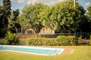 Outdoor pool - The Alluna Motel, an Ascend Collection Hotel (Armidale)