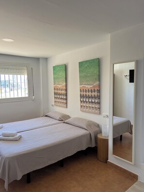Down comforters, desk, free WiFi, bed sheets - Hospederia Almundo by Alexandra Realty (Tarifa)