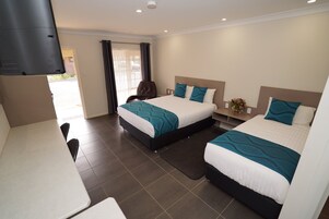 Escritorio y espacio para trabajar con laptop