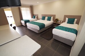 Family Room (Family Room - Small) | Desk, laptop workspace, iron/ironing board, free WiFi - Exies Bagtown (Griffith)