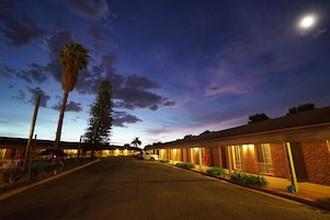 Fachada de la propiedad por la tarde o noche