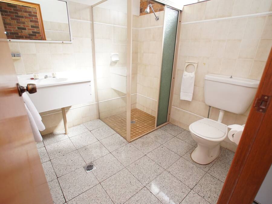 Un baño con ducha, inodoro y lavamanos.