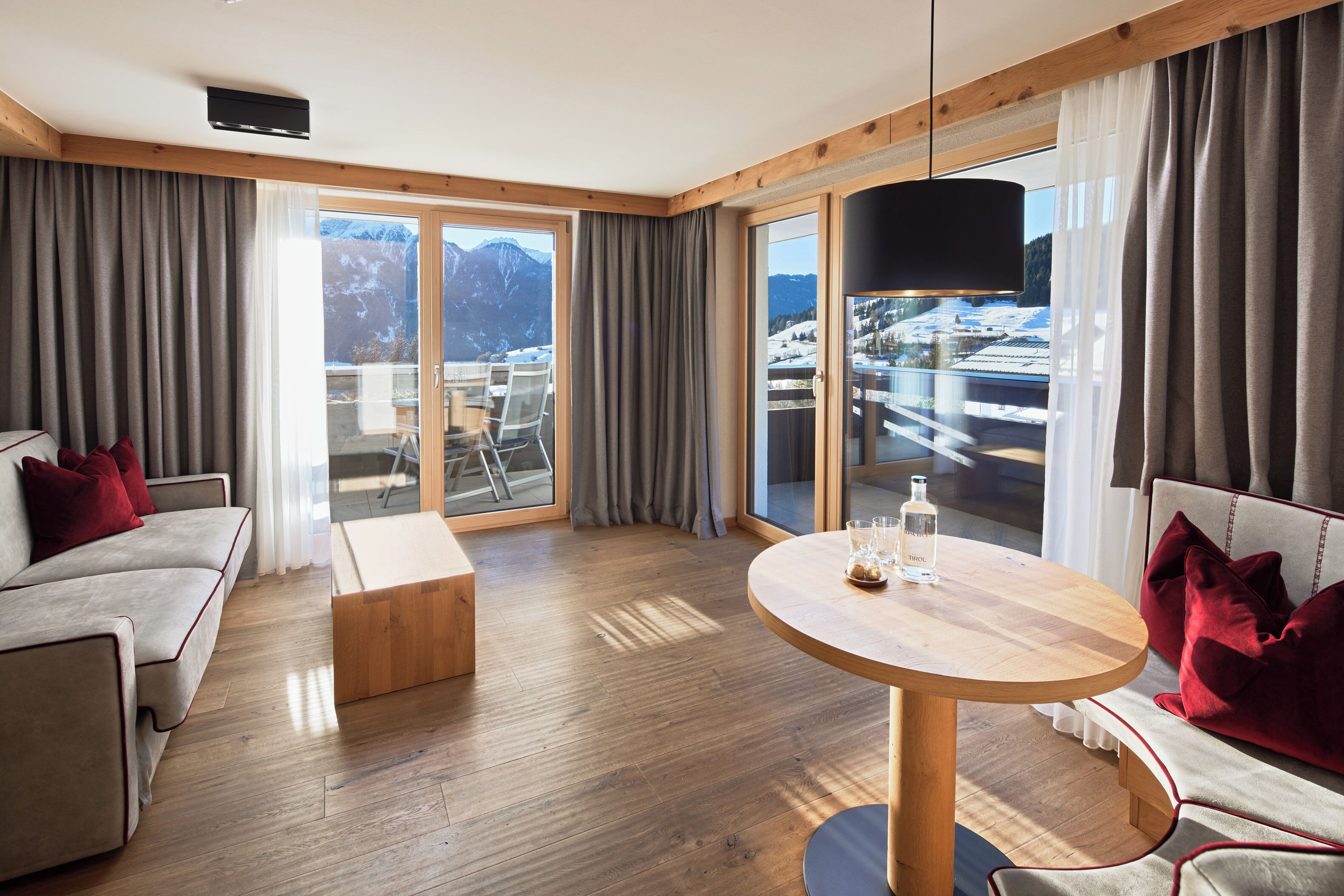 Suite, 1 slaapkamer, uitzicht op gebergte | Hypoallergeen beddengoed, een kluis op de kamer, een bureau