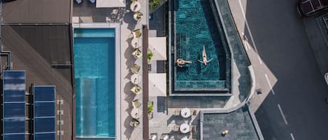 2 piscinas al aire libre, sombrillas, sillones reclinables de piscina