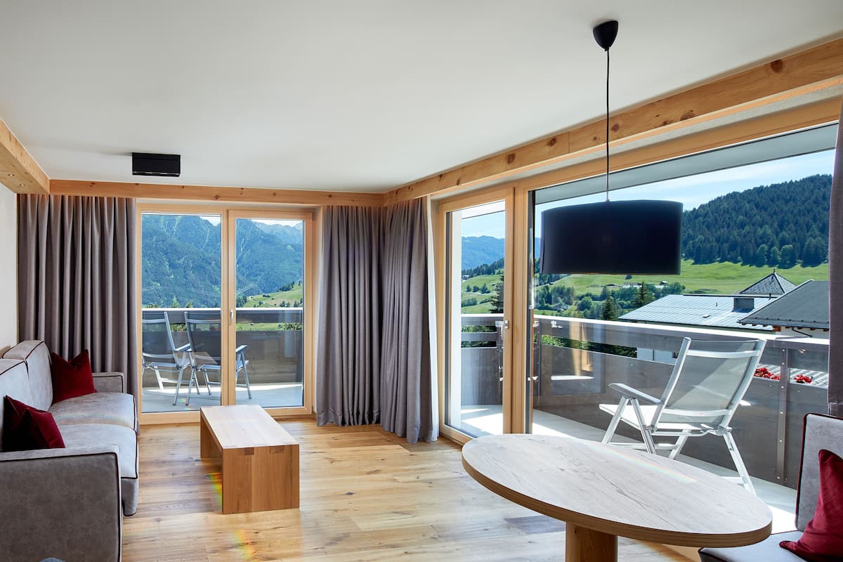Suite, 1 Bedroom, Mountainside | 1 bedroom, hypo-allergenic bedding, in-room safe, desk