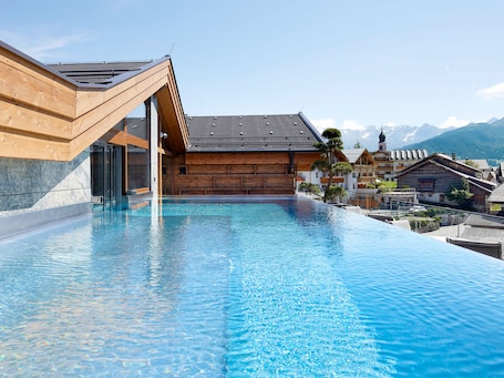 2 piscinas al aire libre, sombrillas, sillones reclinables de piscina