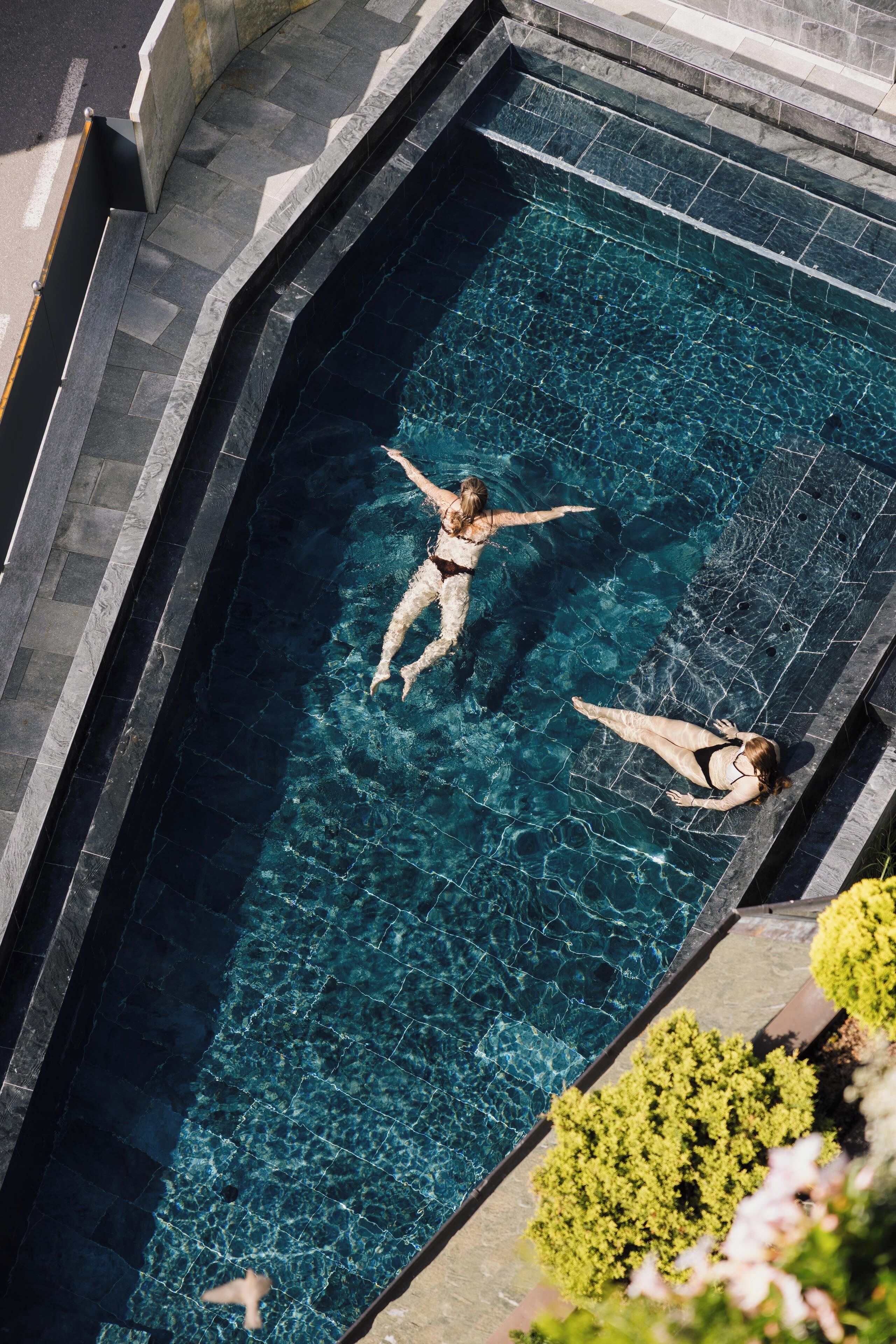 2 piscines extérieures, parasols de plage, chaises longues