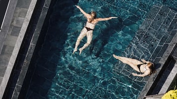 2 piscines extérieures, parasols de plage, chaises longues