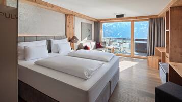 Superior-Doppelzimmer, 1 Schlafzimmer, Bergseite | Allergikerbettwaren, Zimmersafe, Schreibtisch, Verdunkelungsvorhänge