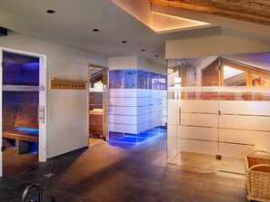 Bastu, Ängbastu, massage med varma stenar och sportmassage