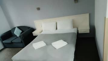 2 phòng ngủ, bàn, bàn ủi/dụng cụ ủi quần áo, bộ trải giường