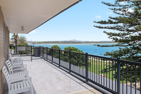 Waterfront Suite | Minibar, desk, soundproofing, iron/ironing board