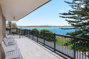 Minibar, escritorio y sistema de insonorización 