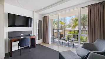 Hastings Deluxe | Minibar, desk, soundproofing, iron/ironing board