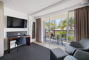 Hastings Delux | Minibar, desk, soundproofing, iron/ironing board