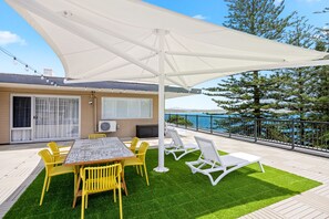 Suite, sjøvendt | Minibar, skrivebord, lydisolert og strykejern/-brett