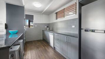 Suite Keluarga, 3 kamar tidur, pemandangan halaman, area halaman | Dapur pribadi | Lemari es dan microwave (berdasarkan permintaan)