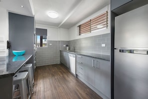 Phòng Suite dành cho gia đình, 3 phòng ngủ, quang cảnh sân vườn, khu vực sân vườn | Bếp riêng | Tủ lạnh, lò vi sóng, dụng cụ pha cà phê/trà, ấm điện 