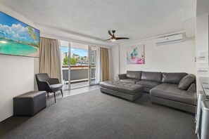 Familiesuite, 3 soverom, bakgårdsutsikt, gårdsplassområde | Oppholdsområde | TV og iPod-dokkingstasjon