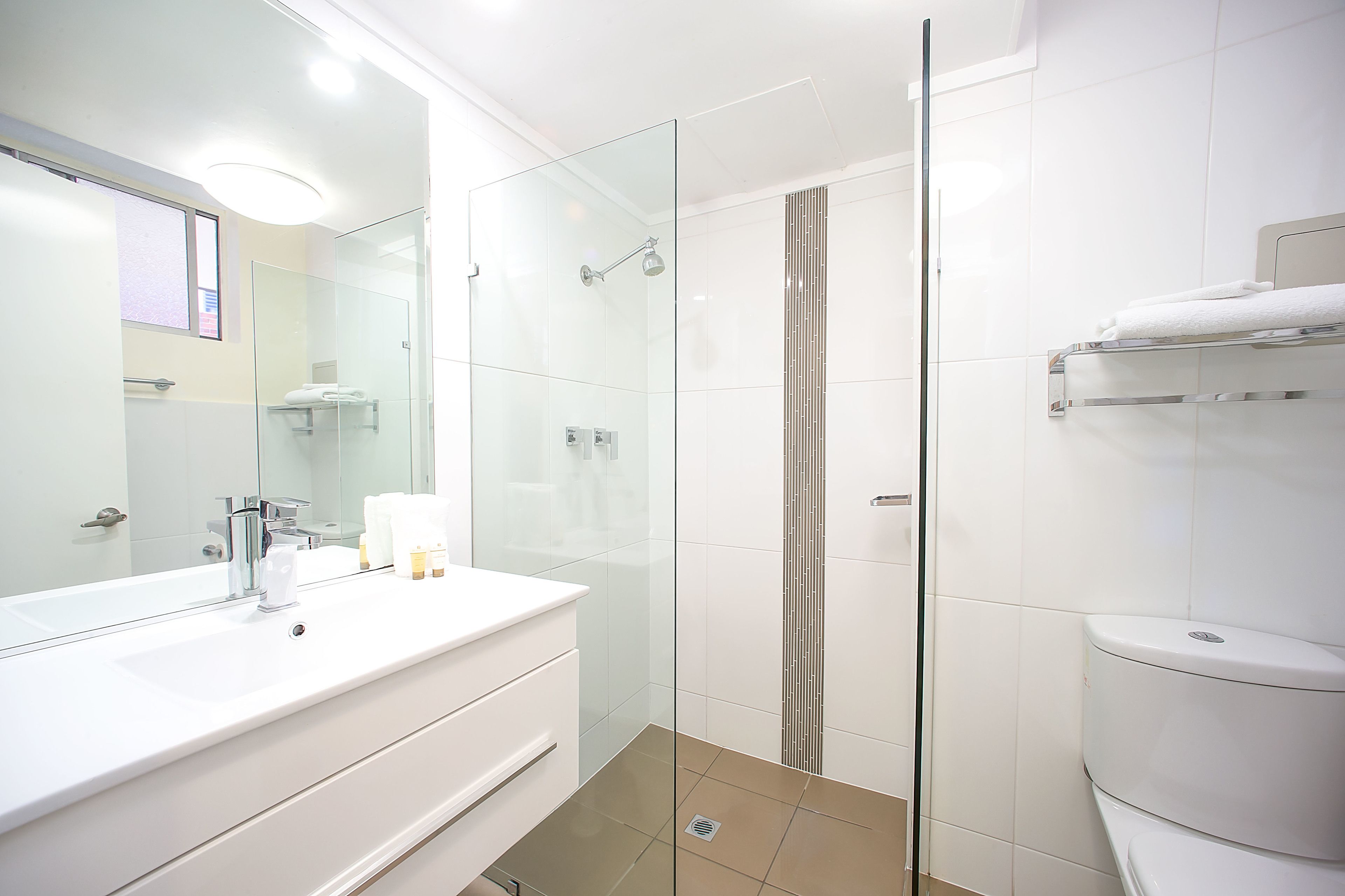 Hastings Spa Room | Bathroom | Shower, free toiletries, hair dryer, towels