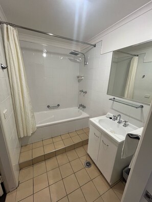 Habitación familiar, para no fumadores (Family Room 6 Share 3.5*) | Baño | Regadera, secadora de cabello, toallas 