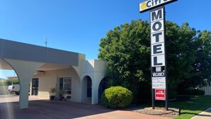 A motel named Citrus with a sign indicating amenities such as air conditioning, TV, color TV, direct dial phones, Queen size beds, and a large pool. - Citrus Motel (Griffith)