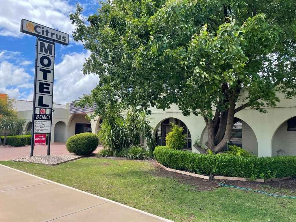A motel named Citrus with a sign indicating vacancy.