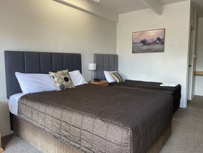 Decoración personalizada, escritorio y tabla de planchar con plancha