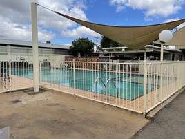 Una piscina al aire libre