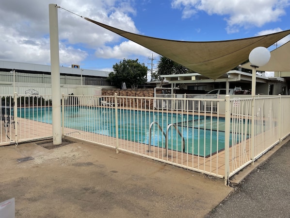 Outdoor pool - Citrus Motel (Griffith)