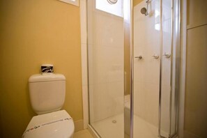 Shower, hair dryer, towels - Parkville Motel (Brunswick)