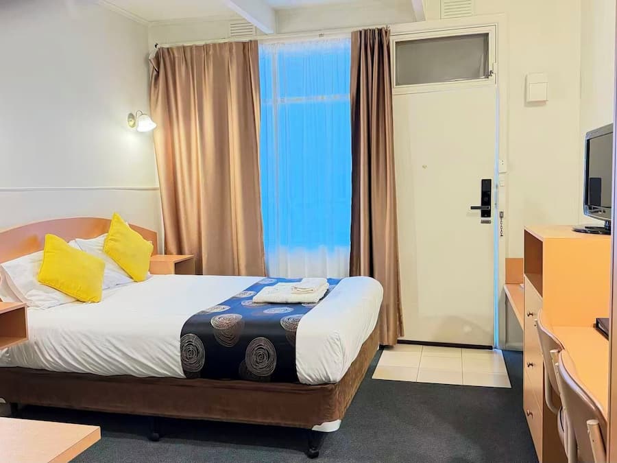 Quarto standard, 1 cama Queen, para não fumantes | Espaço de trabalho para notebook, ferros/tábuas de passar roupa