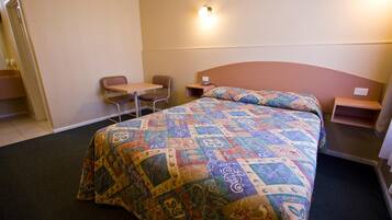 مساحة عمل للكمبيوتر المحمول ومكواة/لوح كي وواي فاي مجانًا وملاءات أسرّة