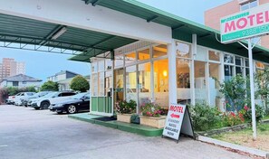 Front of property - Parkville Motel (Brunswick)