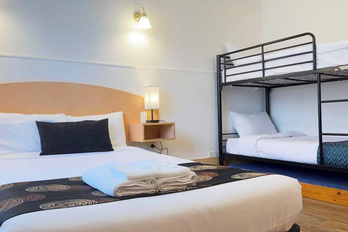 Studio Familial, non-fumeurs | Espace de travail pour ordinateur portable, fer et planche Ă repasser