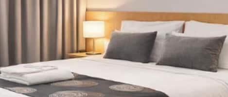 Espacio para trabajar con laptop y tabla de planchar con plancha