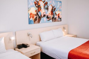 Rom – standard (1 Queen Bed, 1 Single Bed) | Skrivebord, lydisolert, strykejern/-brett og wi-fi (inkludert)