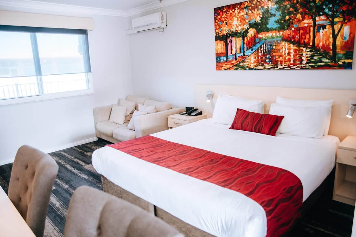 Deluxe Room, 1 King Bed | Desk, soundproofing, iron/ironing board, free WiFi
