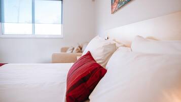 Standardzimmer, 1 King-Bett | Schreibtisch, schallisolierte Zimmer, Bügeleisen/Bügelbrett