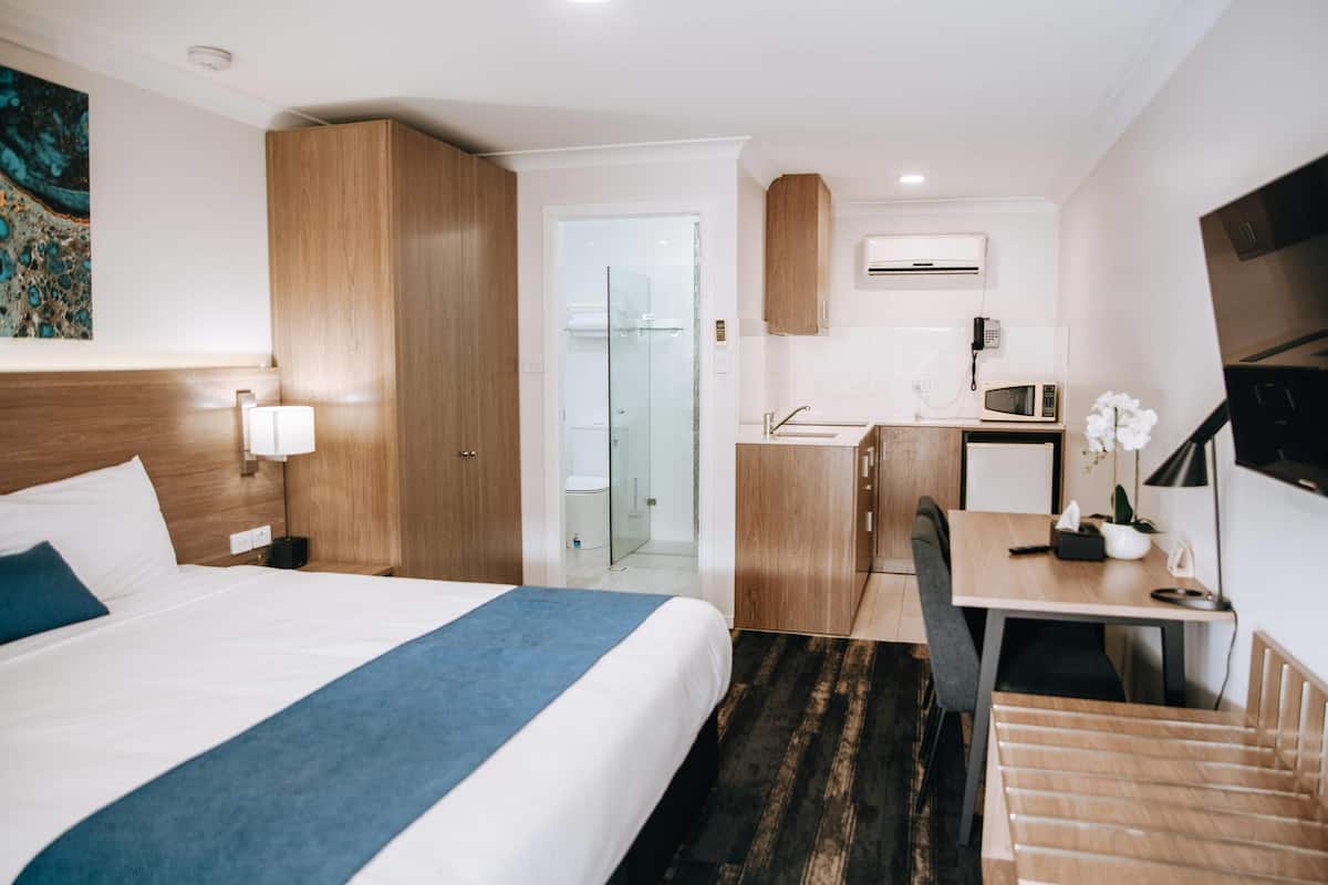 Room, 1 King Bed, Non Smoking (Upgrade) | Desk, soundproofing, iron/ironing board, free WiFi