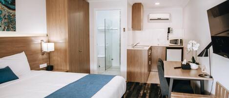 Desk, soundproofing, iron/ironing board, free WiFi