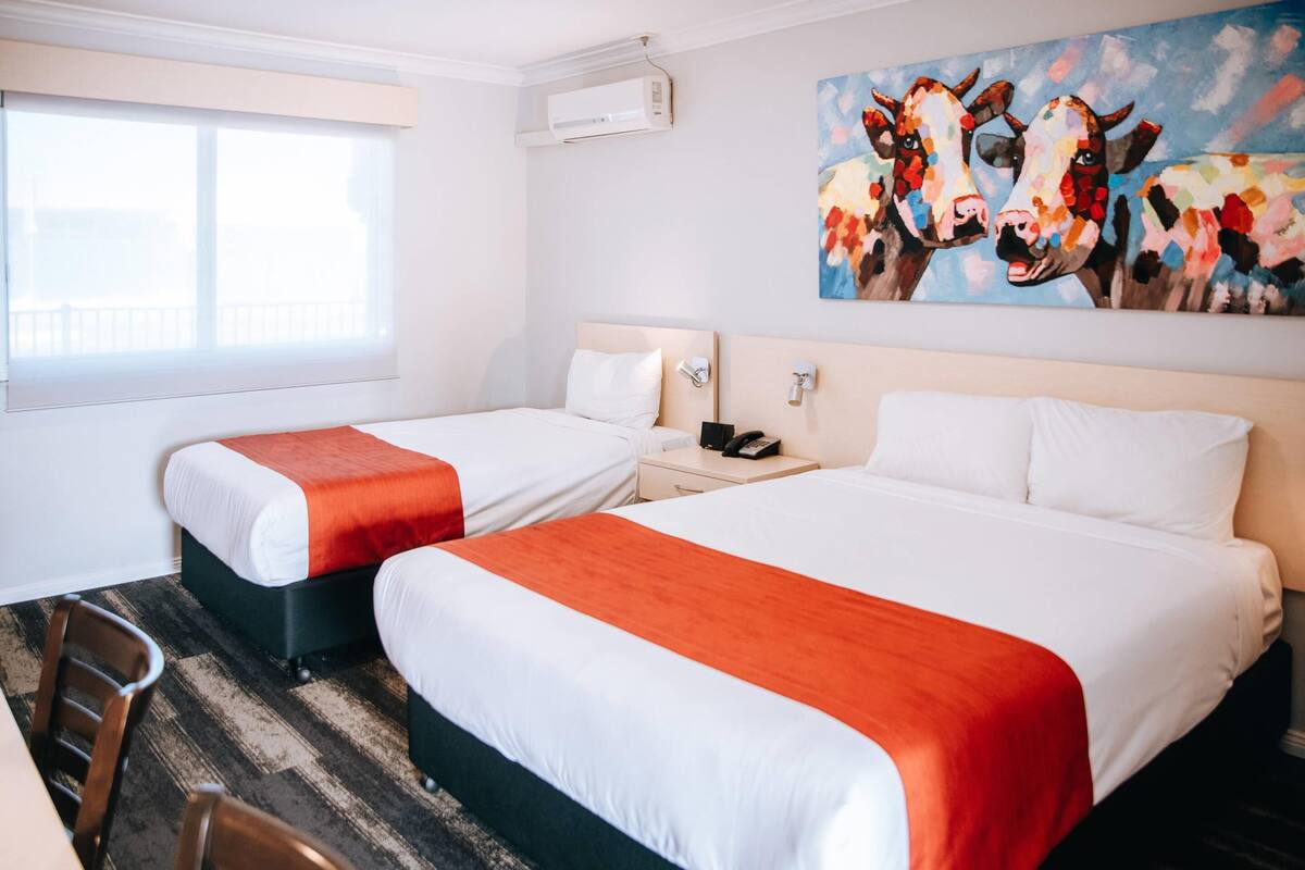 スタンダード ルーム (1 Queen Bed, 1 Single Bed) | デスク、防音設備、アイロン / アイロン台、WiFi (無料)