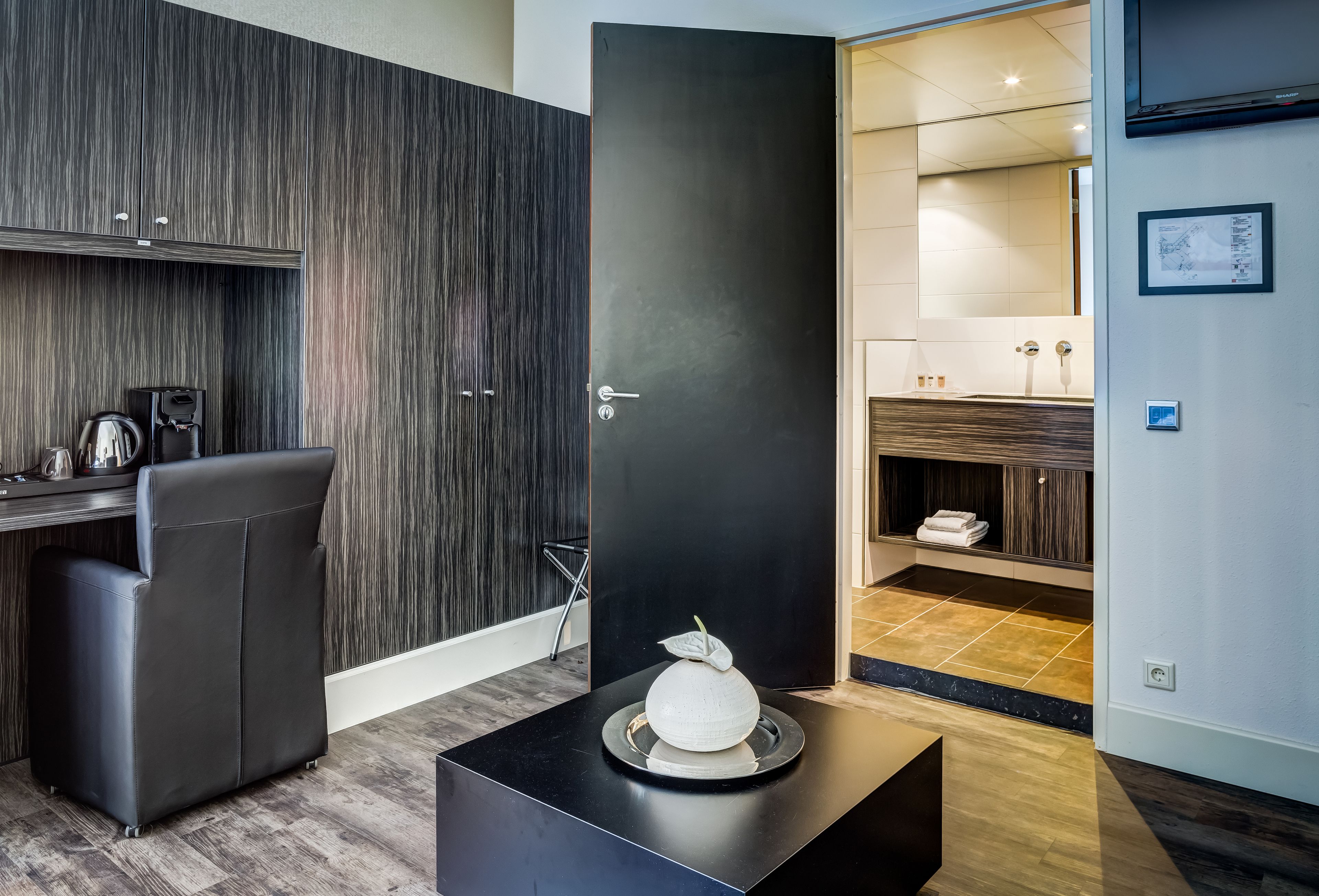 Superior-Zweibettzimmer, 1 Schlafzimmer, eigenes Bad, Gartenblick | Wohnbereich | Flachbildfernseher