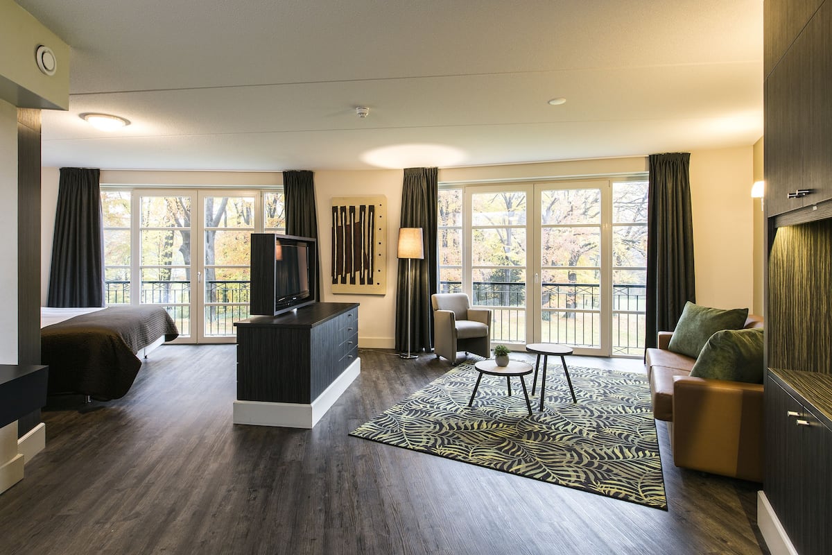 Donzen dekbedden, een kluis op de kamer, een bureau, babybedden
