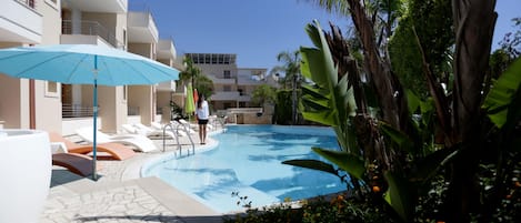 Poolside bar