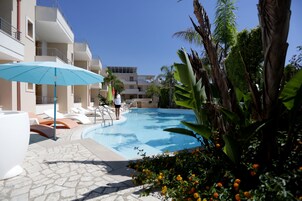 Poolside bar