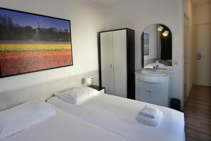 Desk, blackout curtains, iron/ironing board, cots/infant beds - Hotel Benno (Eindhoven)