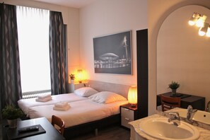 Chambre Double Standard, salle de bains privée | Bureau, rideaux occultants, fer et planche à repasser